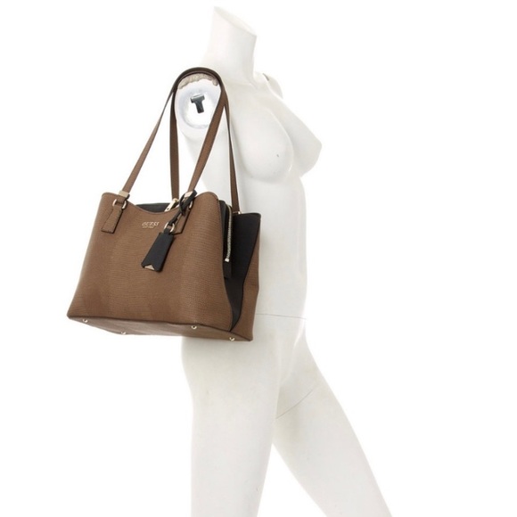 Guess Lyndi Satchel Purse - Picture 6 of 9